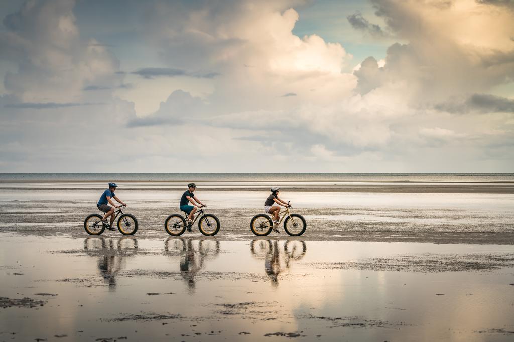 Hotel Astoria Palawan Puerto Princesa Zewnętrze zdjęcie Cycling on the Wadden Sea